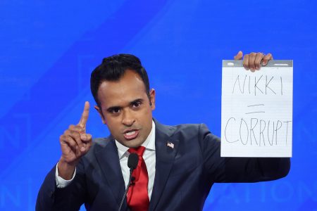 Ramaswamy Displays “Nikki=Corrupt” Sign in 4th GOP Debate