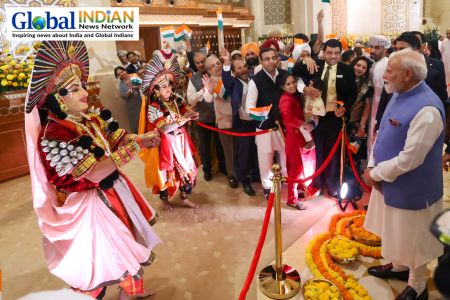 PM Modi warmly welcomed by Indian community in Oman PM Modi warmly welcomed by Indian community in Oman